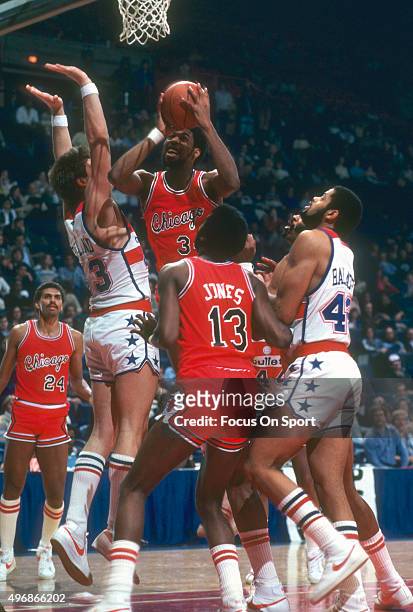 David Greenwood of the Chicago Bulls Jeff Ruland of the Washington Bullets during an NBA basketball game circa 1981 at the Capital Centre in...