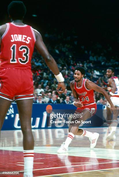 David Greenwood of the Chicago Bulls in action against the Washington Bullets during an NBA basketball game circa 1981 at the Capital Centre in...