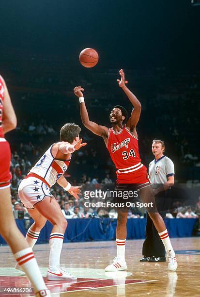 David Greenwood of the Chicago Bulls shoots over Jeff Ruland of the Washington Bullets during an NBA basketball game circa 1981 at the Capital Centre...