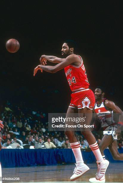 David Greenwood of the Chicago Bulls passes the ball against the Washington Bullets during an NBA basketball game circa 1981 at the Capital Centre in...