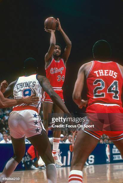 David Greenwood of the Chicago Bulls shoots against the Washington Bullets during an NBA basketball game circa 1981 at the Capital Centre in...