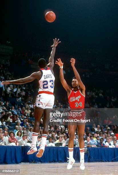 David Greenwood of the Chicago Bulls shoots over Charles Davis of the Washington Bullets during an NBA basketball game circa 1981 at the Capital...