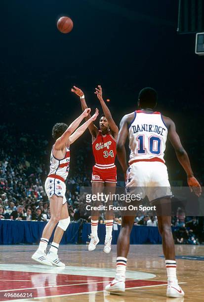 David Greenwood of the Chicago Bulls shoots over Mitch Kupchak of the Washington Bullets during an NBA basketball game circa 1981 at the Capital...