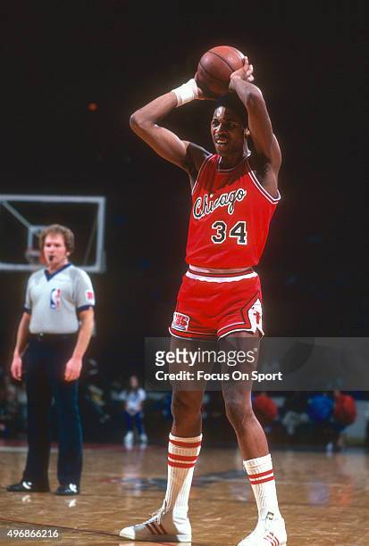 David Greenwood of the Chicago Bulls looks to pass the ball against the Washington Bullets during an NBA basketball game circa 1981 at the Capital...