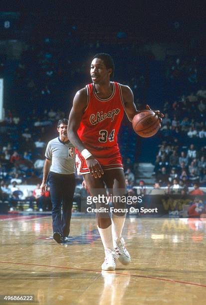 David Greenwood of the Chicago Bulls dribbles the ball against the Washington Bullets during an NBA basketball game circa 1982 at the Capital Centre...
