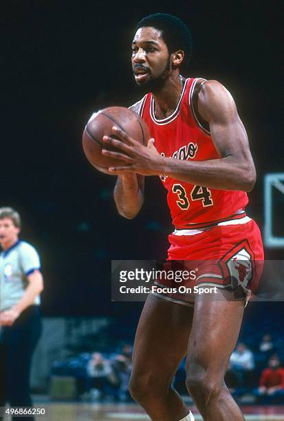David Greenwood of the Chicago Bulls looks to pass the ball against the Washington Bullets during an NBA basketball game circa 1982 at the Capital...