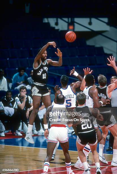 David Greenwood of the San Antonio Spurs passes the ball over the top of Dan Roundfield of the Washington Bullets during an NBA basketball game circa...
