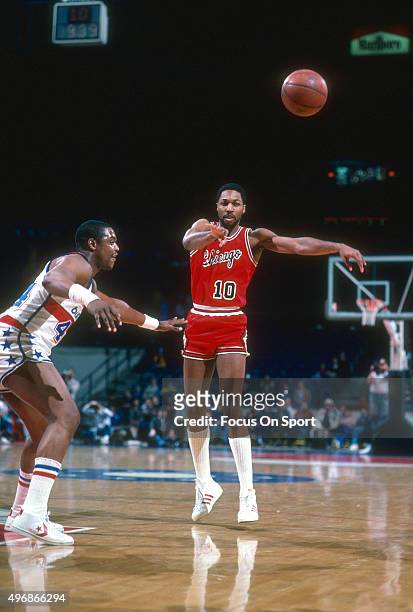 David Greenwood of the Chicago Bulls passes the ball against the Washington Bullets during an NBA basketball game circa 1985 at the Capital Centre in...