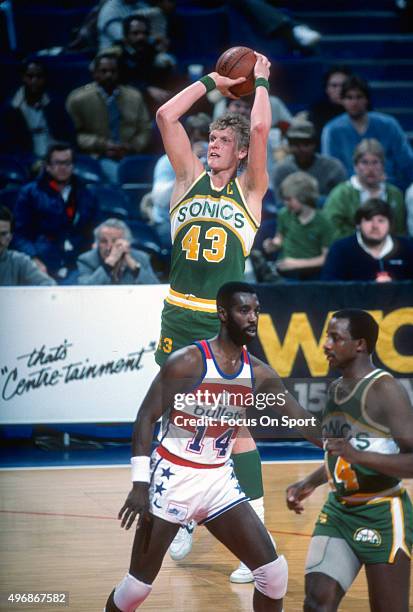 Jack Sikma of the Seattle Supersonics shoots against the Washington Bullets during an NBA basketball game circa 1984 at the Capital Centre in...