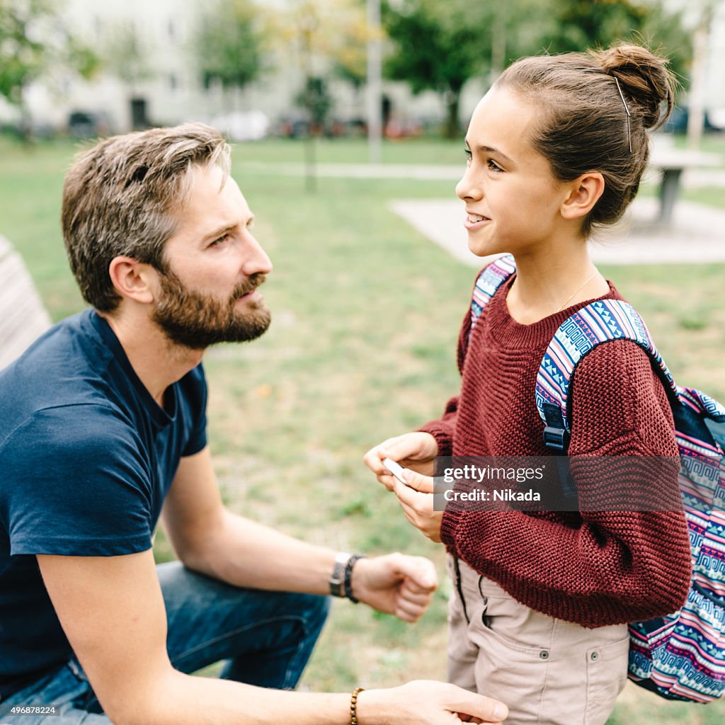 Vater und Tochter reden nach der Schule