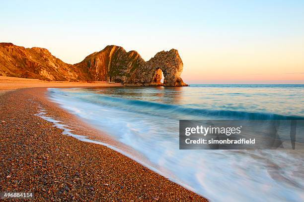 durdle door on dorset's jurassic coast - durdle door stock pictures, royalty-free photos & images