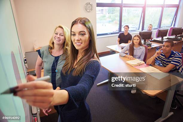 university student präsentieren den kurs - interaktives whiteboard stock-fotos und bilder