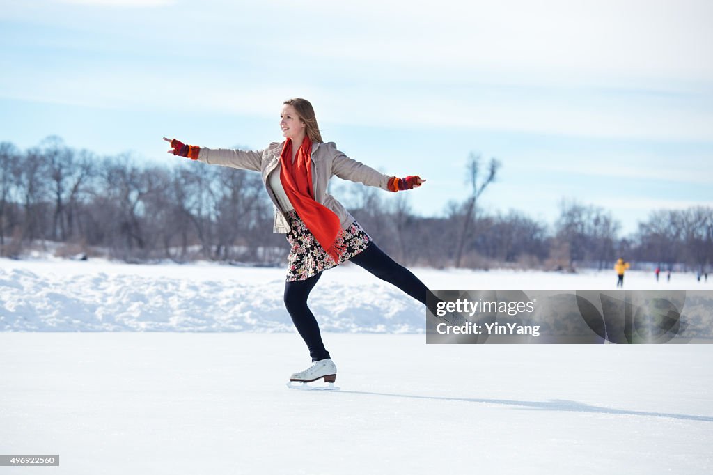 10 代の少女のフィギュアスケートアイススケートリンクで冬の湖、ミネアポリス