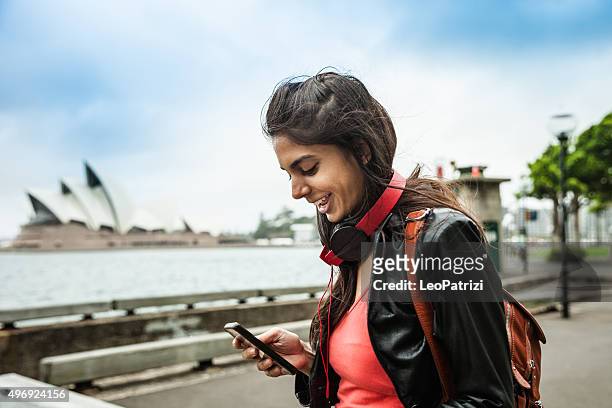 indian femme avoir bon moment envoyer des sms sur le téléphone - sydney australia photos et images de collection