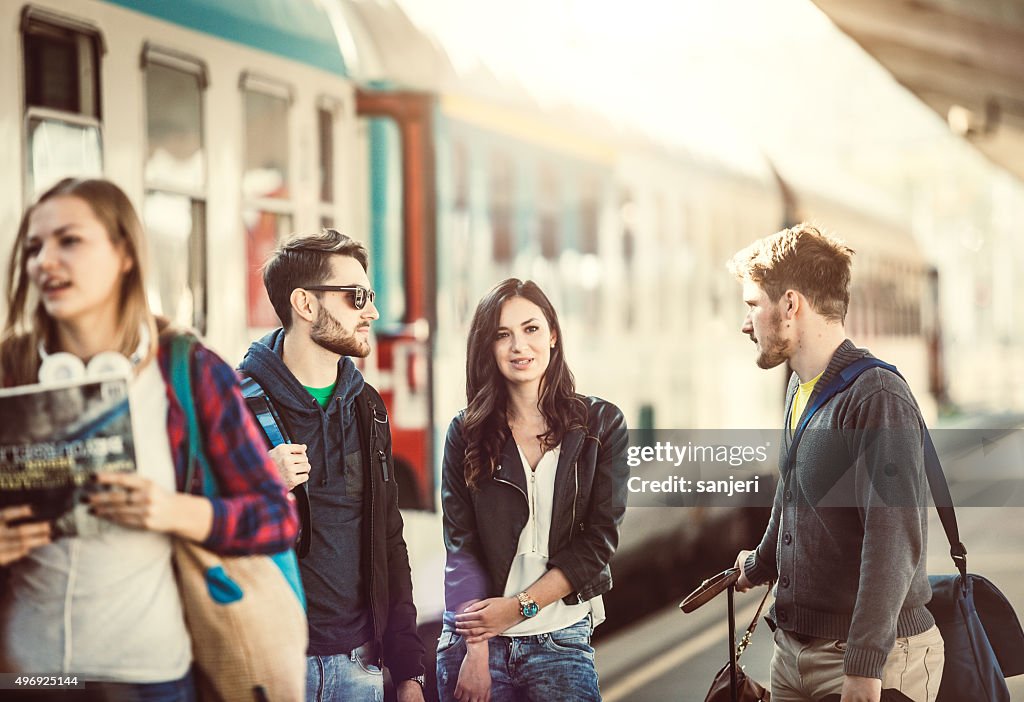 Adolescentes en la estación de tren