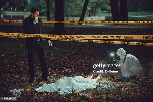 crime scene - dead woman 個照片及圖片檔
