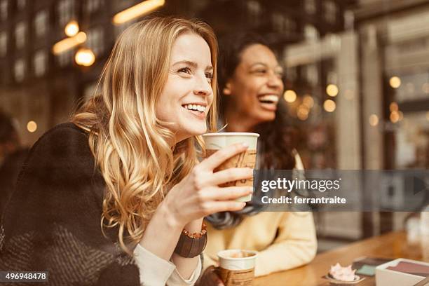 teilen einen lachen mit meinem freund - kaffee trinken stock-fotos und bilder