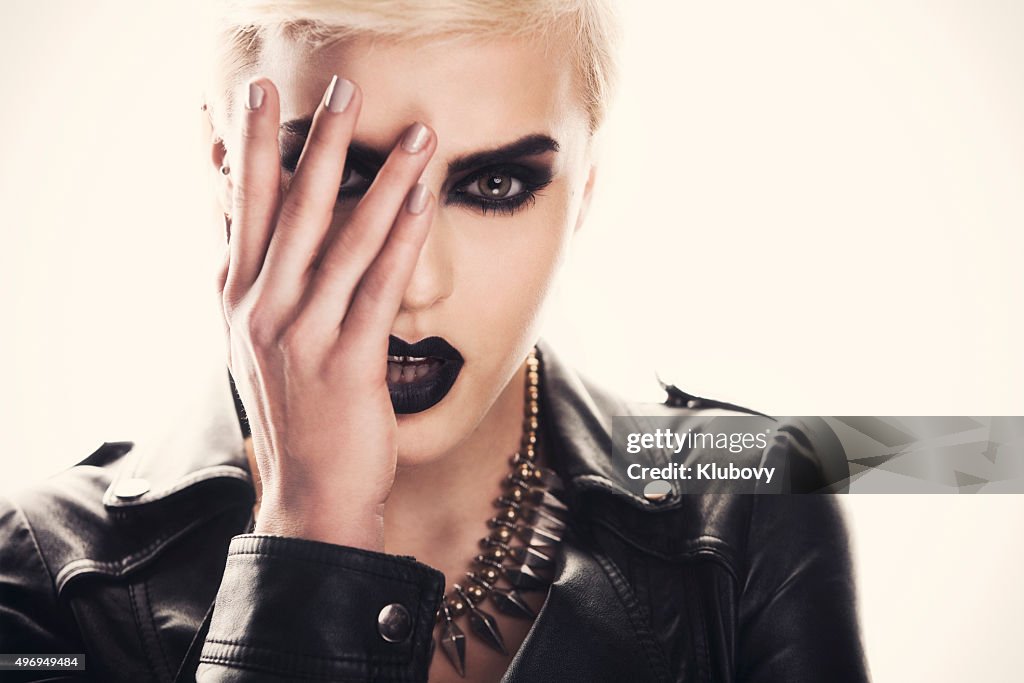 Porträt einer schönen Frau mit einem starken dunklem Make-up.