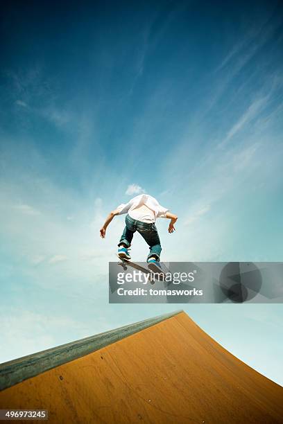 skater in salto sopra il pattinaggio poligon rampa - skateboard foto e immagini stock