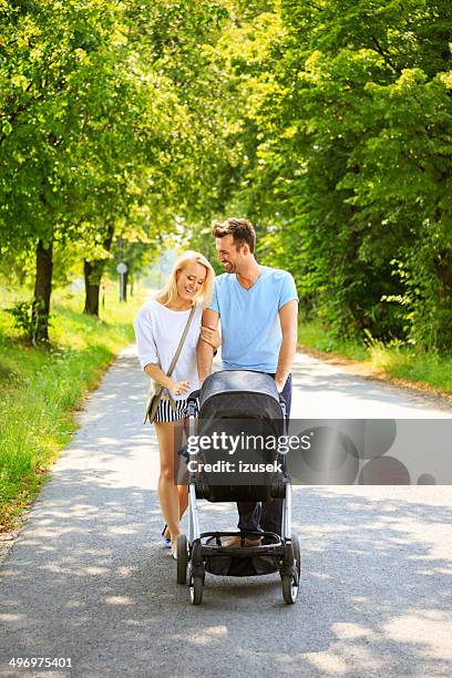 coppia di camminare in un parco - pram foto e immagini stock