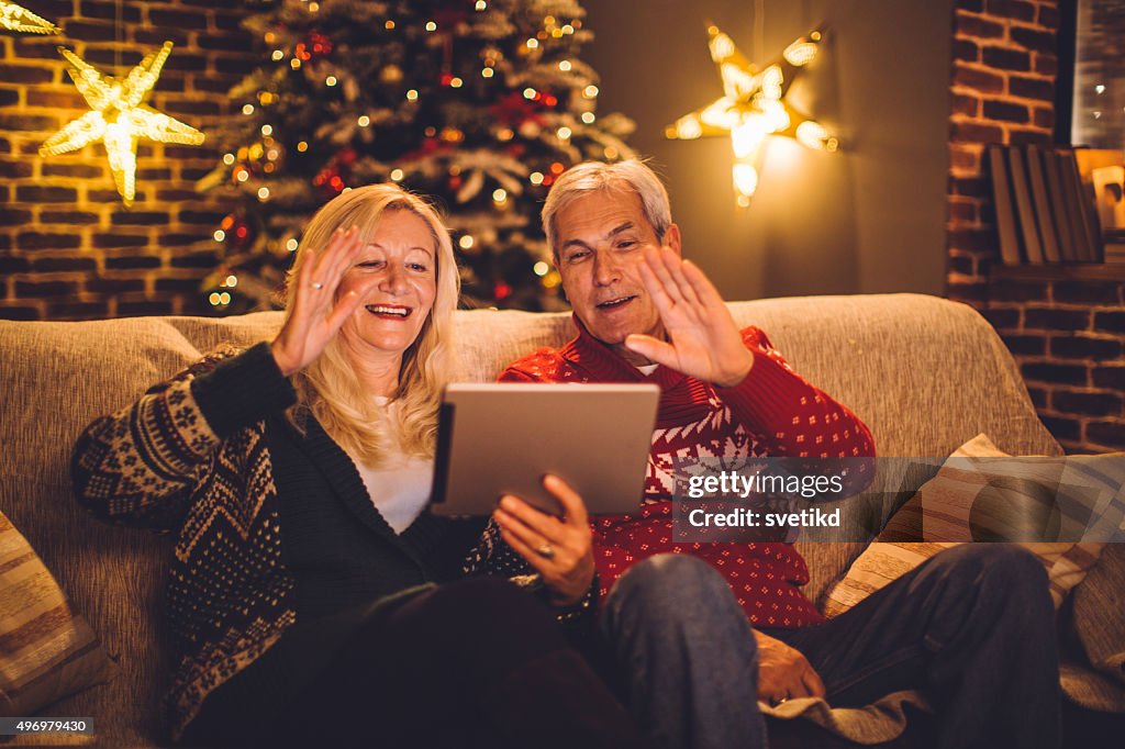 Weihnachten video-Chats mit Familie.