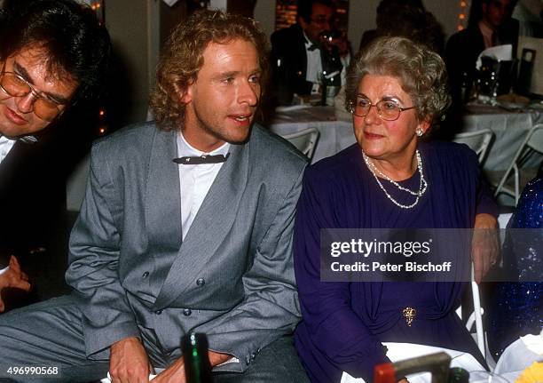 "Thomas Gottschalk, Mutter Rutila Gottschalk, Verleihung Fernsehpreis ""Telestar 1987"" am in Köln, NordrheinWestfalen, Deutschland. "