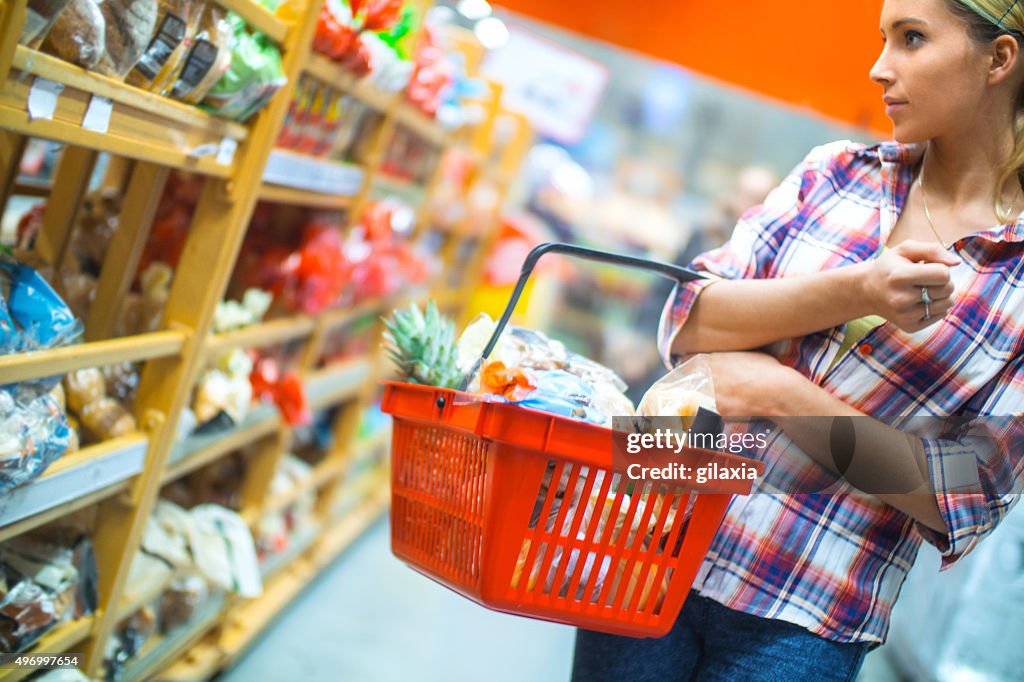 Femme achat dans le supermarché alimentaire.