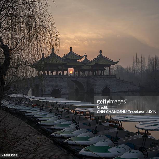 slender west lake in the morning - yangzhou photos et images de collection
