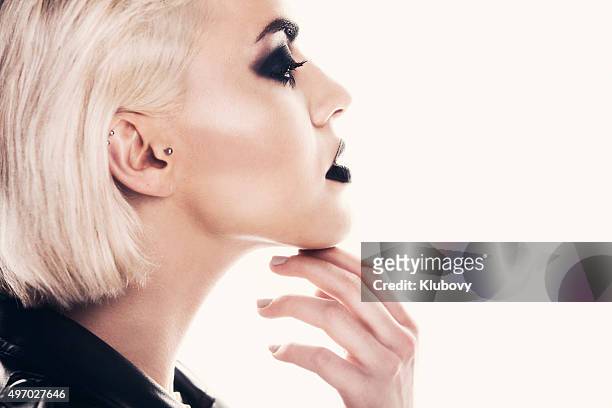 portrait of a beautiful woman with a strong dark makeup. - smokey oogschaduw stockfoto's en -beelden