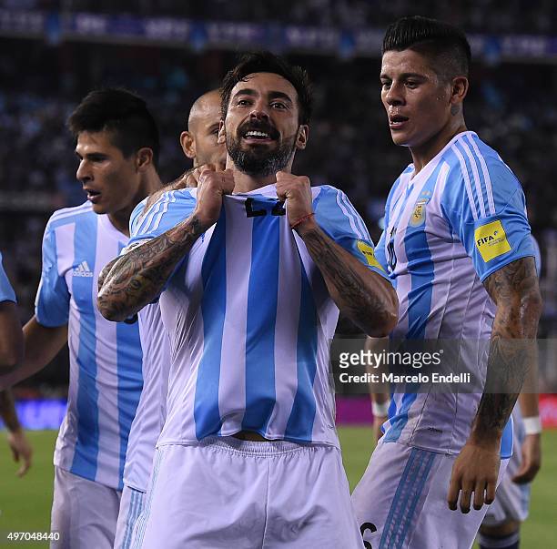 Ezequiel Lavezzi of Argentina celebrates with teammates after scoring the opening goal during a match between Argentina and Brazil as part of FIFA...