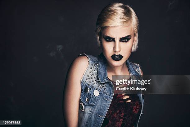 ritratto di una bella donna con un forte trucco scuro. - perfecto punk foto e immagini stock