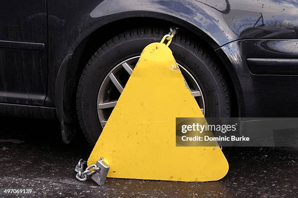 wheel clamp on car in london - sabot de denver photos et images de collection