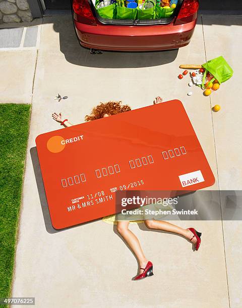 woman crushed under oversized credit card - debt 個照片及圖片檔