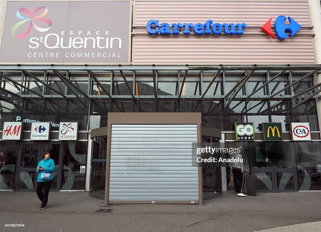 Tourists swarm in Charles De Gaulle airport following terrorist attacks in Paris