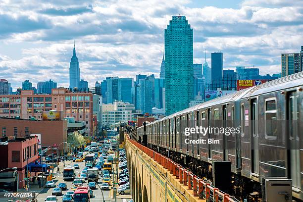 tren de metro de la velocidad en pista elevada en camas queen, nueva york - elevated railway track fotografías e imágenes de stock