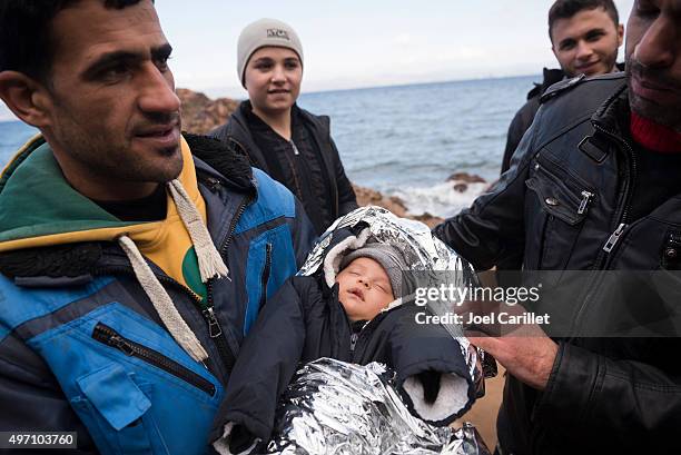 syrische flüchtlinge auf der insel lesbos, griechenland - syria greek stock-fotos und bilder