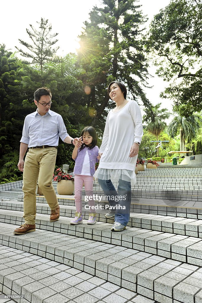 Mãe, pai e filha brincando, Hong Kong, China
