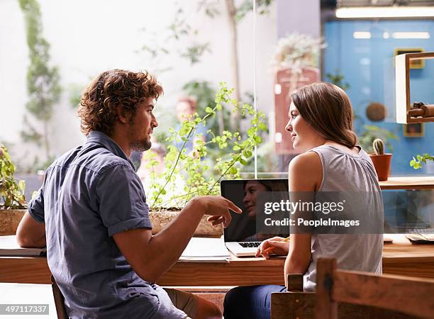 studiando presso la caffetteria - job dating foto e immagini stock