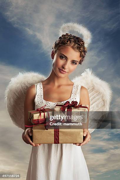 angel mit geschenken - engel frau stock-fotos und bilder