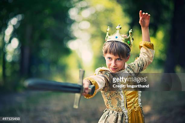 little girl practicar swordplay-princesa que doesnt necesita ahorrar - fairytale fotografías e imágenes de stock