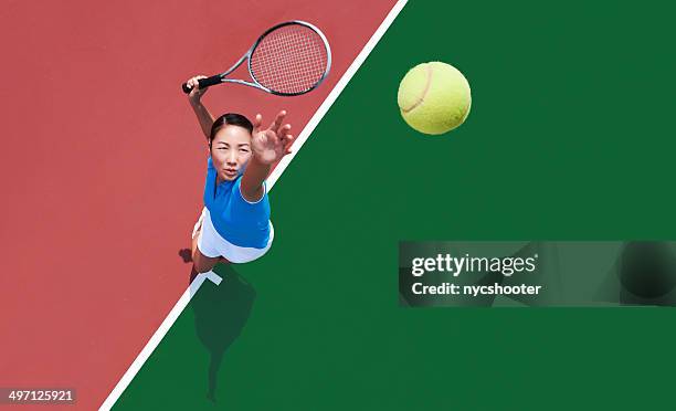 donna tennis giocatore che serve - racchetta da tennis foto e immagini stock