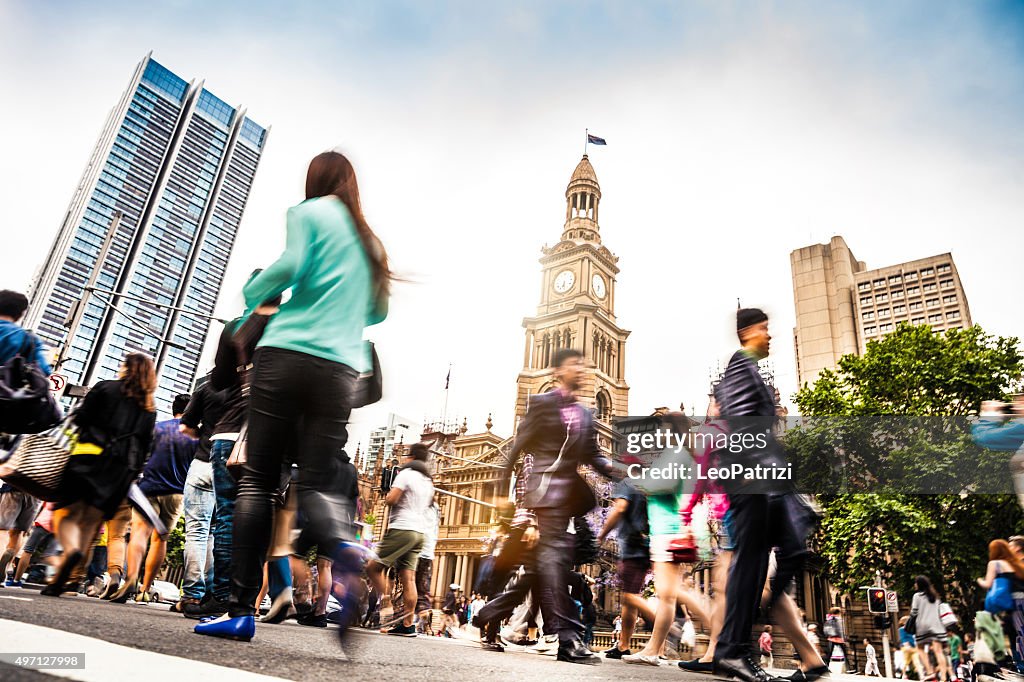 Sydney der Innenstadt, verschwommene Kreuzung Menschen und Verkehr