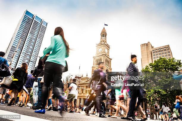 sydney der innenstadt, verschwommene kreuzung menschen und verkehr - australia city lifestyle stock-fotos und bilder