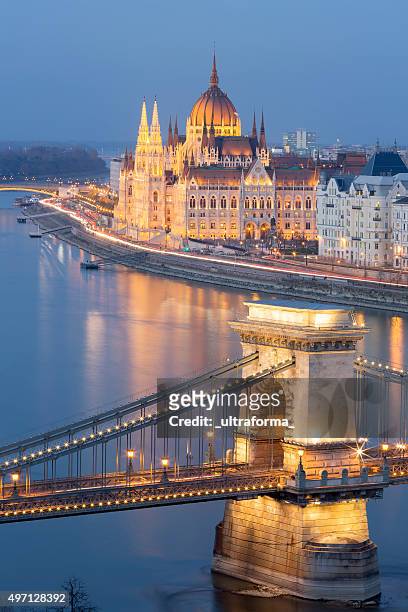 view of chain bridge and parliament in budapest at dusk - budapest stock pictures, royalty-free photos & images