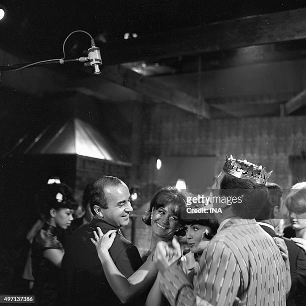 Inside a restaurant, Marie France BOYER, Pierre TORNADE, Geneviève Fontanel and Dominique Rozan in a scene of the 3rd episode of the serial "How do...