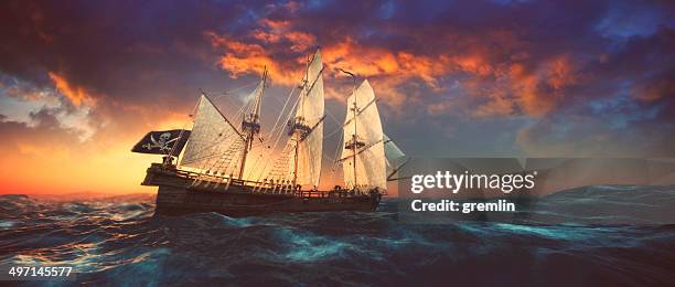 piratenschiff segeln im offenen meer bei sonnenuntergang - seeräuber stock-fotos und bilder