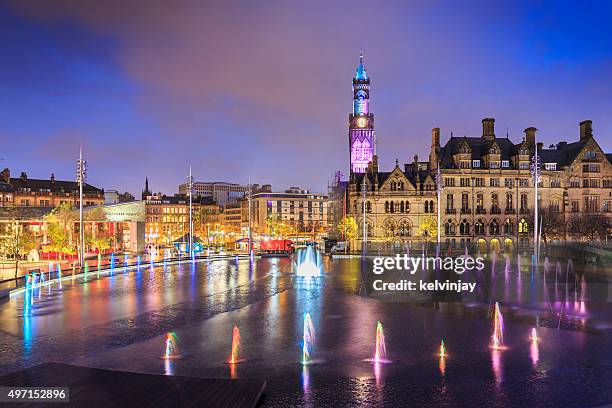 bradford town hall und centenary square bei nacht - bradford west yorkshire stock-fotos und bilder