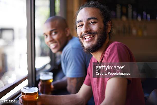 gute lacht über ein tolles bier - mates pub stock-fotos und bilder