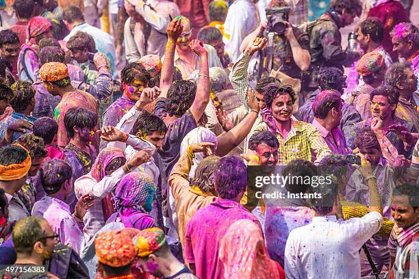 holi día multitud - indian music fotografías e imágenes de stock