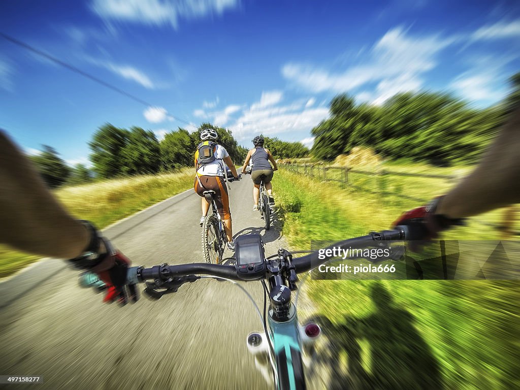 Montanha de bicicleta em grupo: Em uma estrada na Toscana